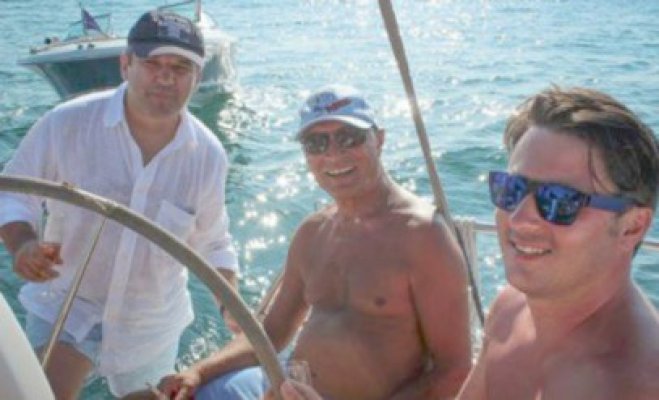 Băsescu, la bustul gol, în largul mării